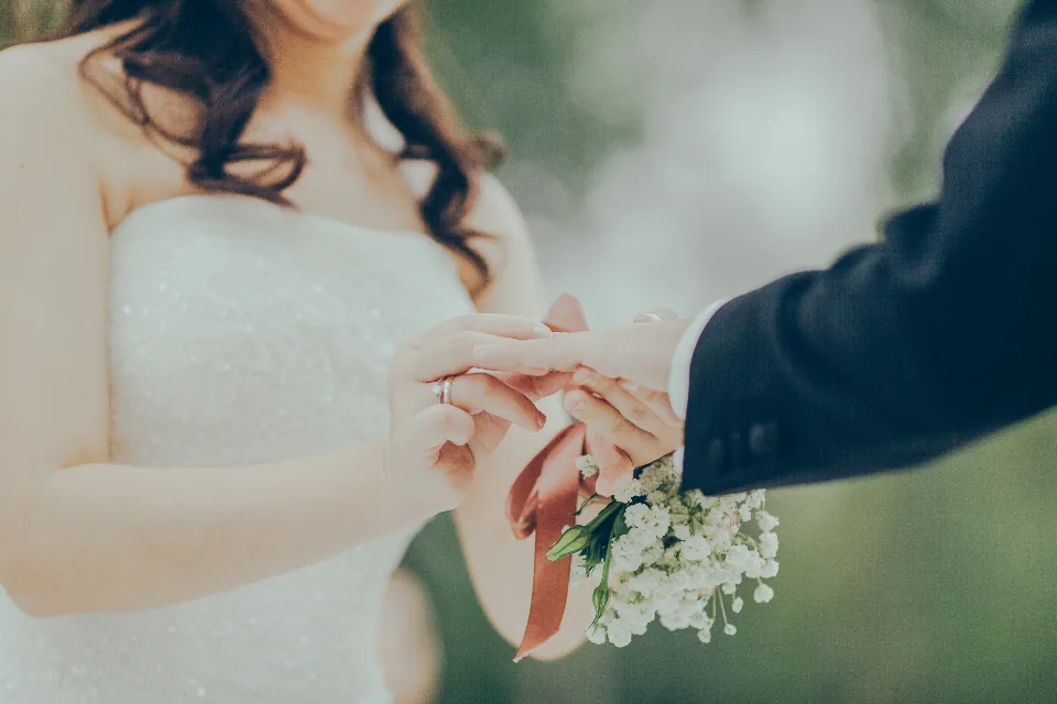 Los novios poniéndose los anillos