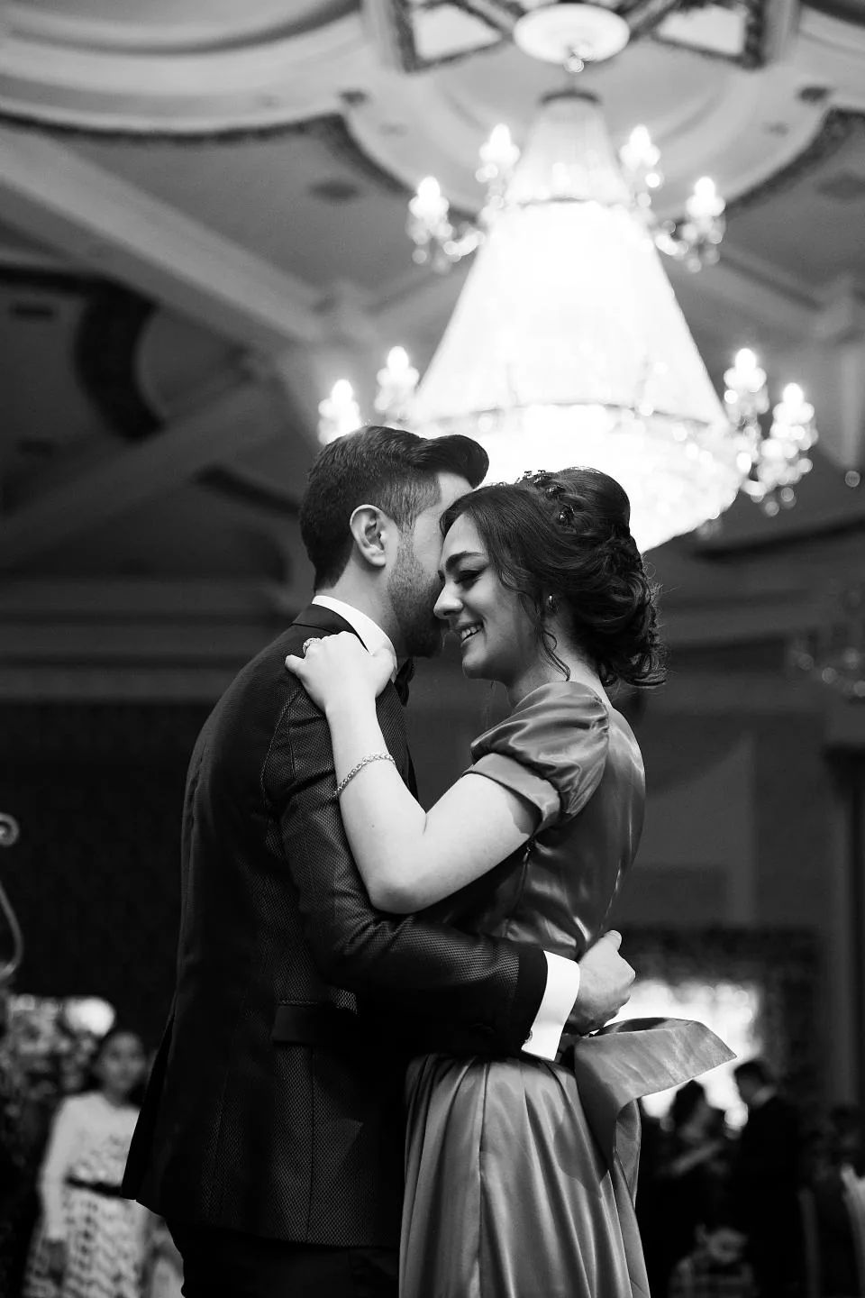 Una pareja bailando en su boda