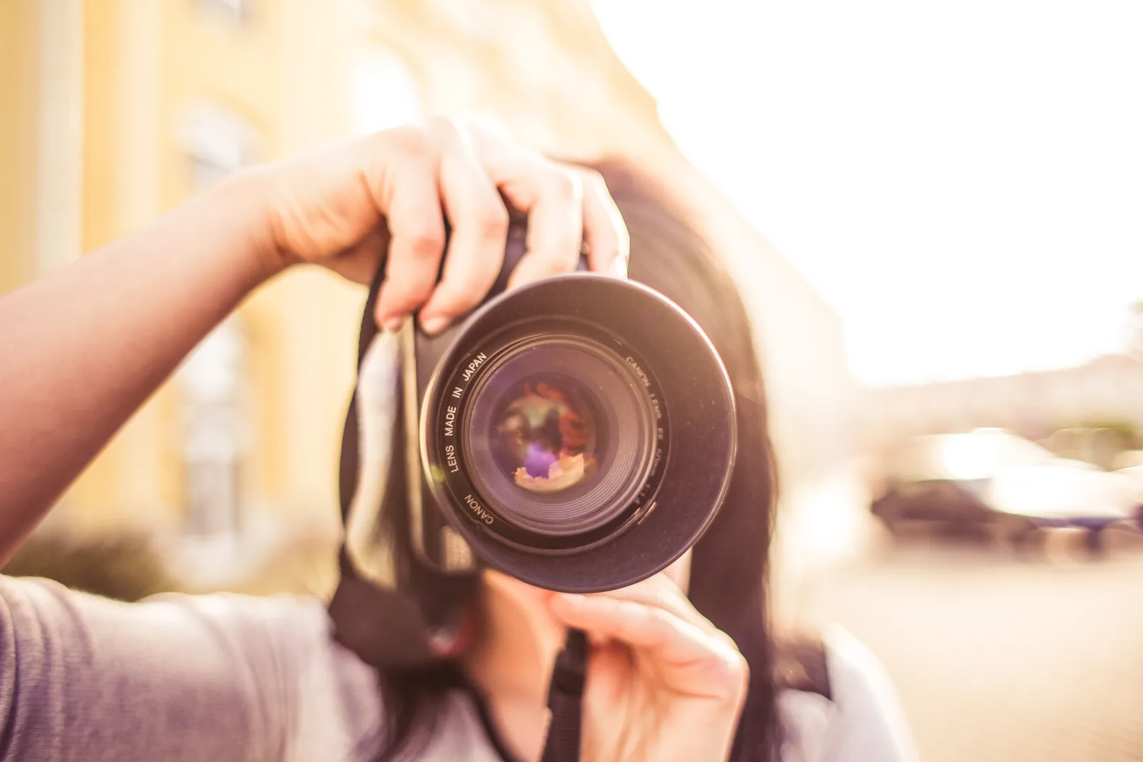 Fotógrafa enfocando con su cámara